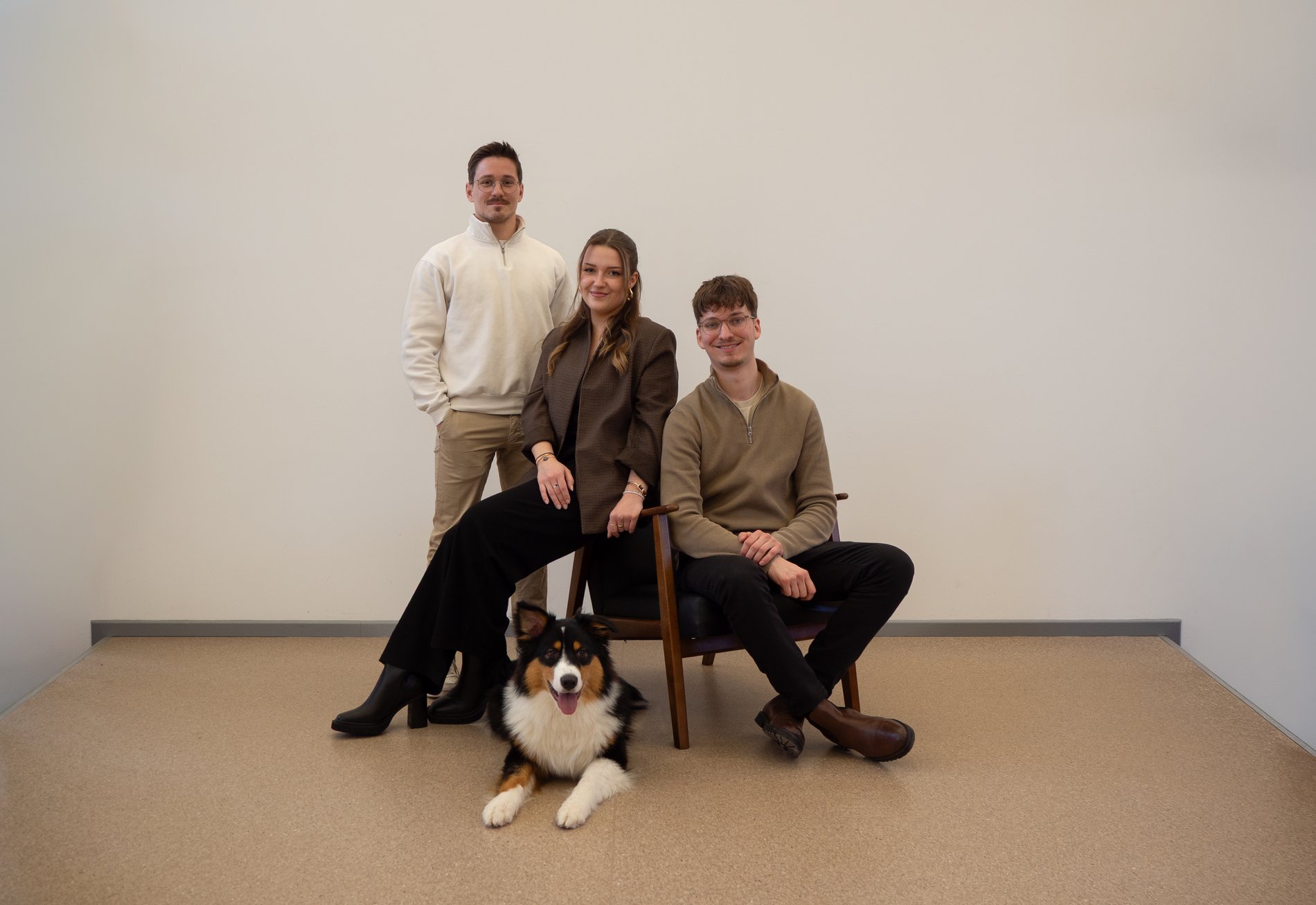 Das nava Gründerteam: Jesse Reese, Sara Gubernator und Arne von Pichowski mit Hund